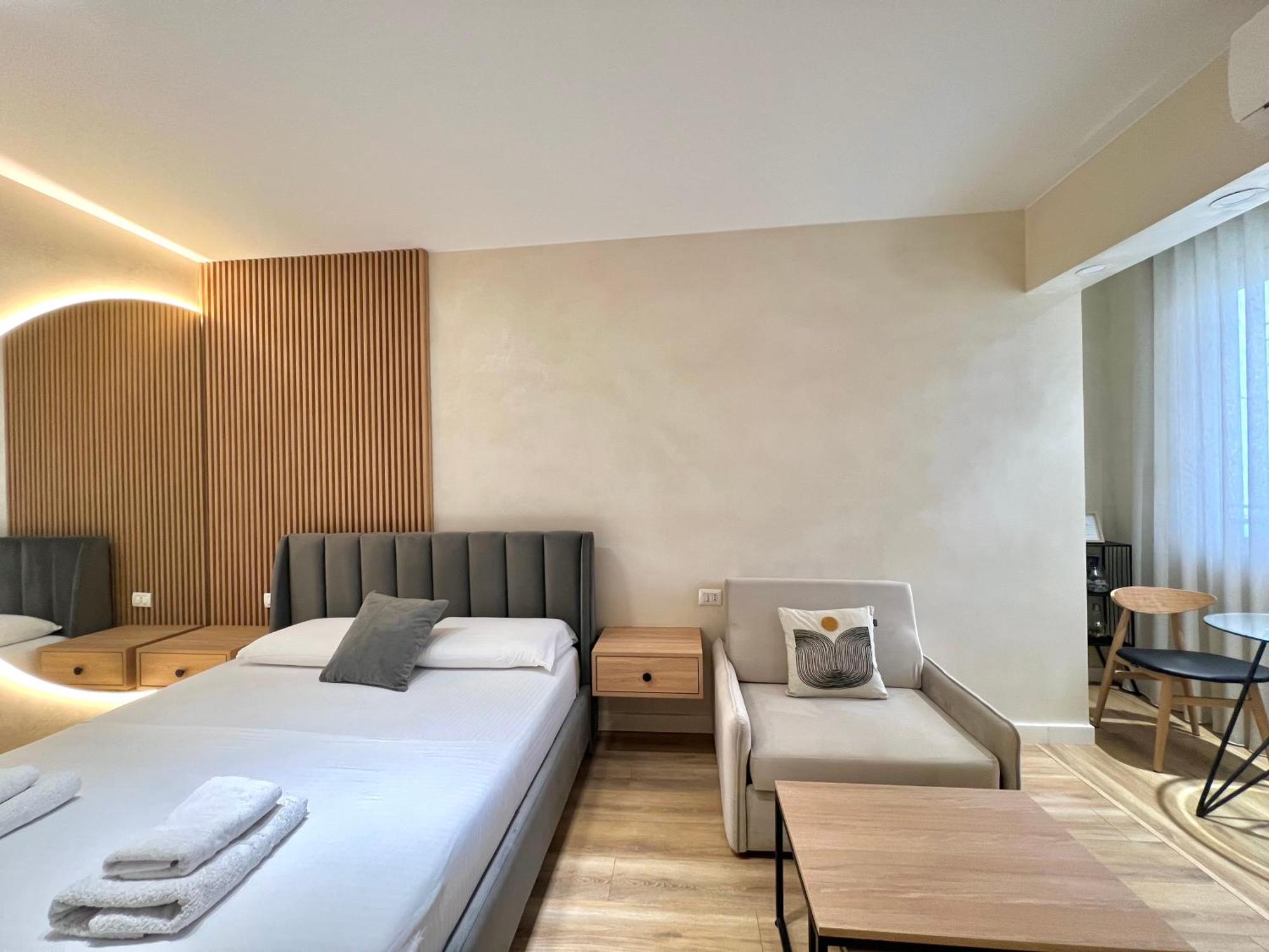Syncron Apartments In The Center Of Тирана Номер фото